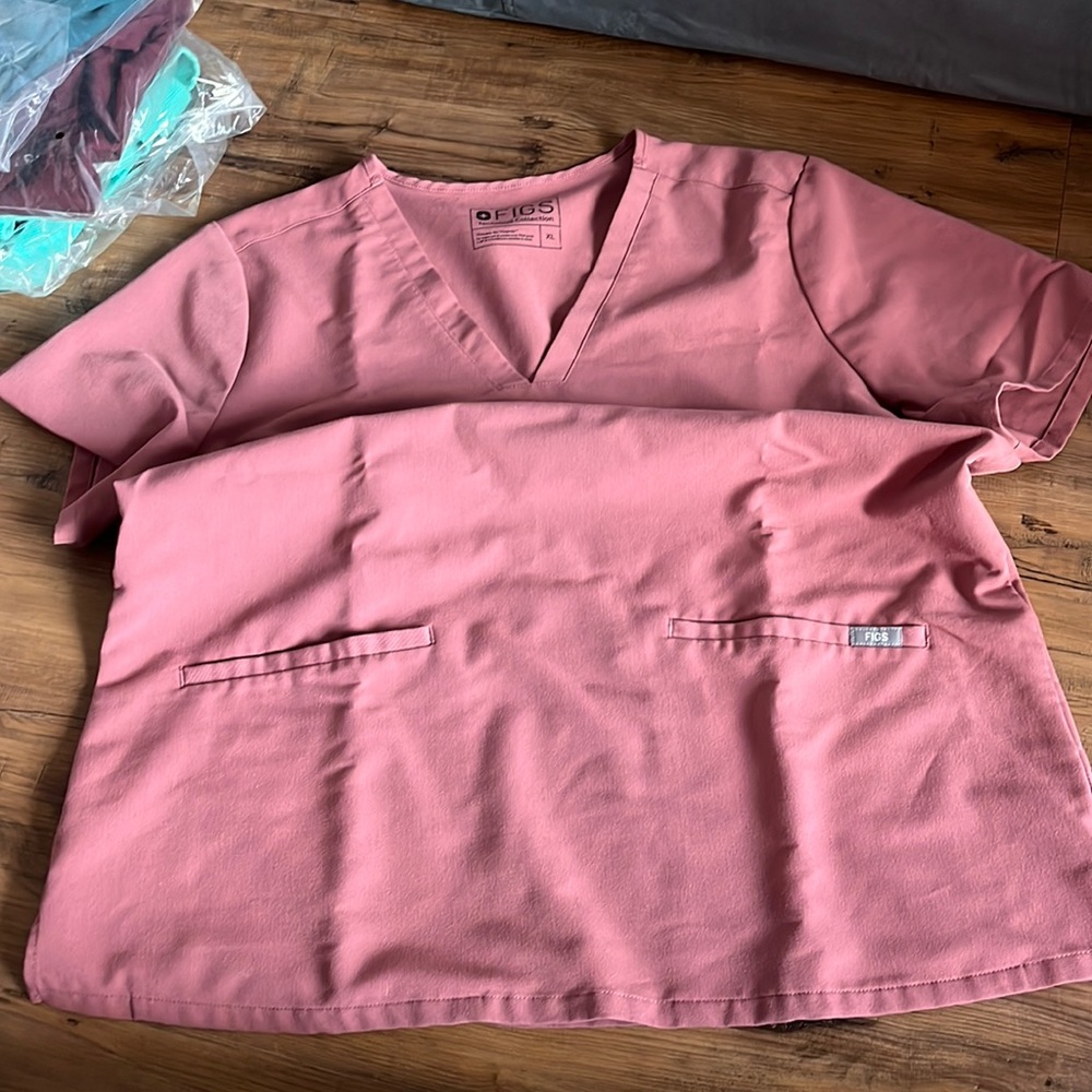 Figs Women's V-Neck Scrub Top in Dusty Rose